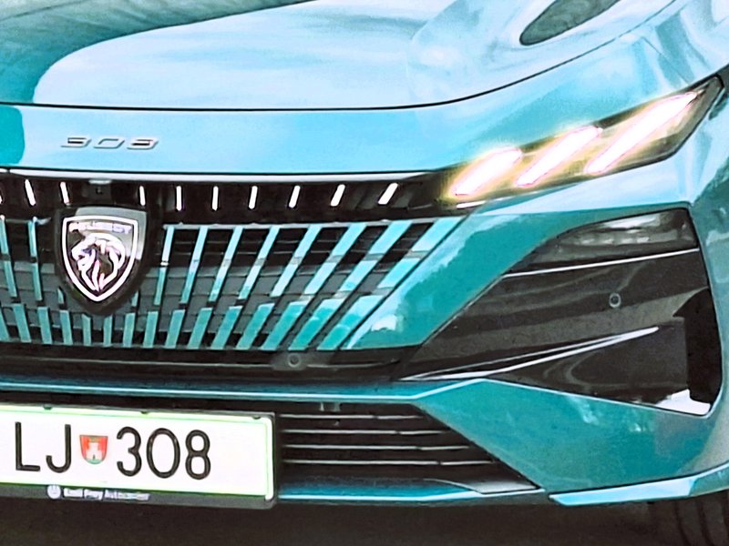 Novo v Sloveniji: (prenovljeni) Peugeot 308 – Nova vitaminska doza za francoskega leva