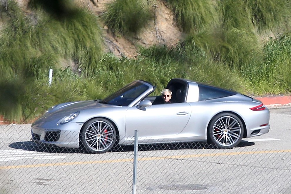 Ellen DeGeneres Televizijska voditeljica in komičarka je znana ljubiteljica prestižnih avtomobilov, med katerimi imajo Porscheji posebno mesto. V njeni zbirki …