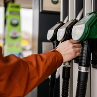 Nemci za liter bencina delajo prbližno dve minuti. Slovenci smo precej na slabšem, a zagotovo si ne bi mislili, da je razlika tako velika