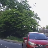 Voznik kaznovan z 200 evri: vsi ostali brez besed, ko so videli, kaj prevaža na strehi avtomobila! (VIDEO)