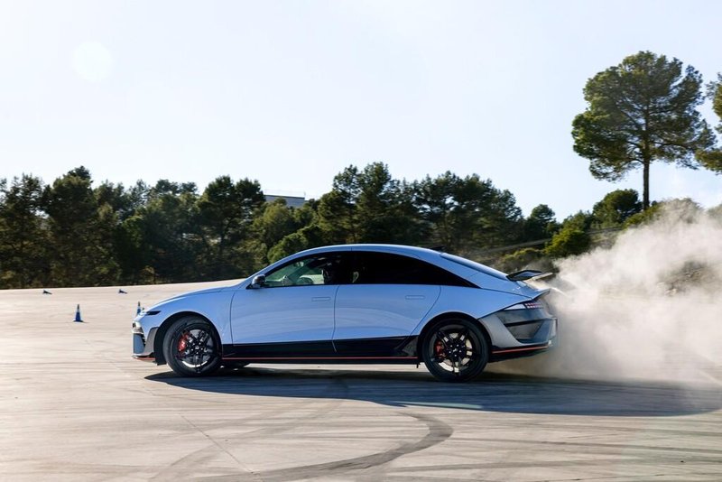 Novo v Sloveniji: (prenovljeni) Hyundai Ioniq 6 – Zdaj se šopiri tudi s športnostjo