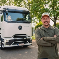 V 80 dneh, pardon, z 80 polnjenji električnega tovornjaka okoli sveta