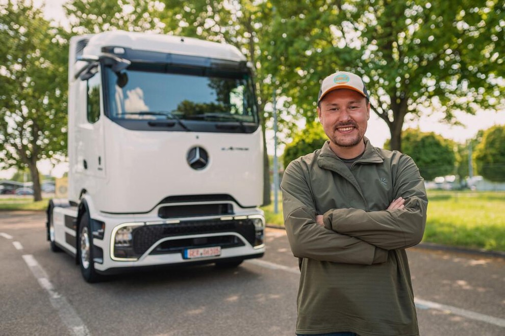 V 80 dneh, pardon, z 80 polnjenji električnega tovornjaka okoli sveta