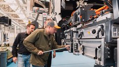 
                                                         V 80 dneh, pardon, z 80 polnjenji električnega tovornjaka okoli sveta