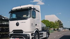 
                                                         V 80 dneh, pardon, z 80 polnjenji električnega tovornjaka okoli sveta