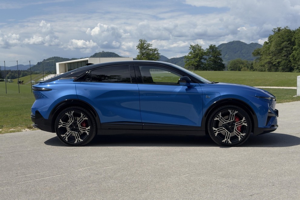 Alpine A390