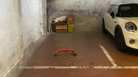 Cene parkirnih mest so šle v nebo. Poglejte koliko računajo za to parkirno mesto - cena vas bo vrgla s stola