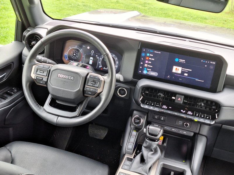 Test: Toyota Land Cruiser 2.8 D-4D MHEV Executive – Šminka na izklesanem obrazu
