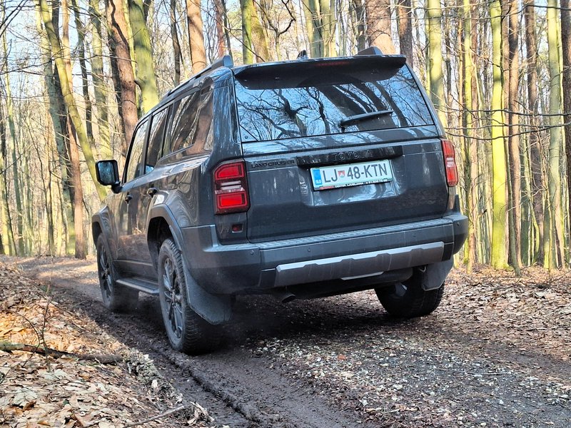 Test: Toyota Land Cruiser 2.8 D-4D MHEV Executive – Šminka na izklesanem obrazu