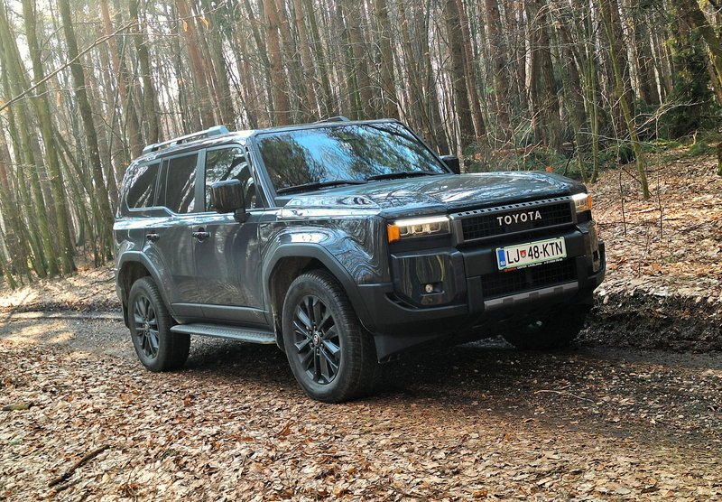 Test: Toyota Land Cruiser 2.8 D-4D MHEV Executive – Šminka na izklesanem obrazu
