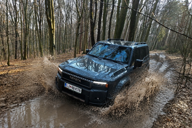 Test: Toyota Land Cruiser 2.8 D-4D MHEV Executive – Šminka na izklesanem obrazu