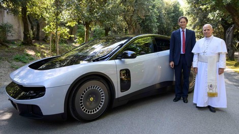 Bivši Ferrarijev šef z vsemi topovi nad novinca, ravnodušen ni ostal niti podpremier. Kaj pa pravi Papež?