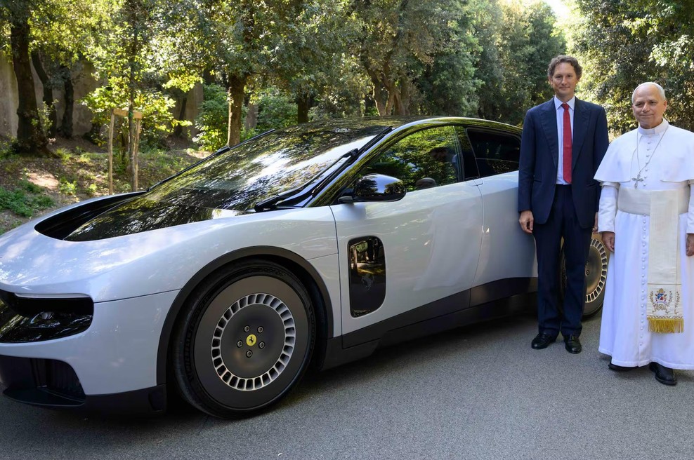 Bivši Ferrarijev šef z vsemi topovi nad novinca, ravnodušen ni ostal niti podpremier. Kaj pa pravi Papež? (foto: Ferrari)