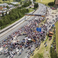 Protest za cel dan zaprl pomembno tranzitno cesto. To so bile posledice