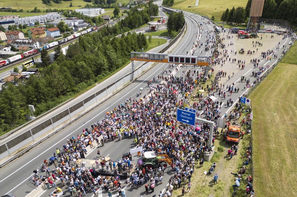 Protest za cel dan zaprl pomembno tranzitno cesto. To so bile posledice (foto: Profimedia)