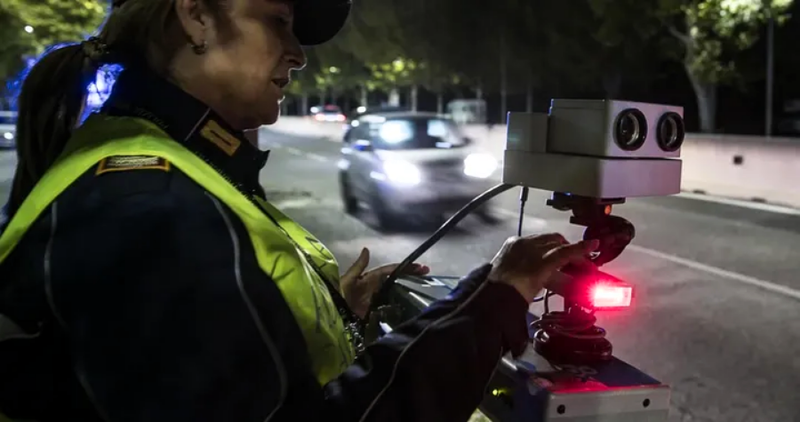 Novo orožje v rokah policistov, poglejte kaj vse lahko vidijo nove pametne kamere