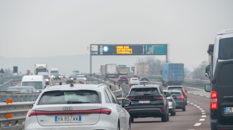 Od danes naprej velja nova zakonodaja! Če boste na avtocesti obtičali v zastoju, vam bodo povrnili cestnino