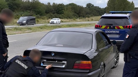 Voznik je na nenavaden način želel pretentati policiste, a mu niso nasedli. Posledice so bile tako še hujše
