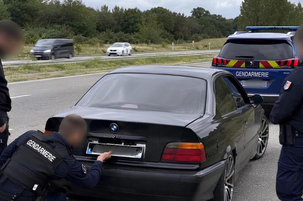 Voznik je na nenavaden način želel pretentati policiste, a mu niso nasedli. Posledice so bile tako še hujše (foto: Facebook/Dashcam France)