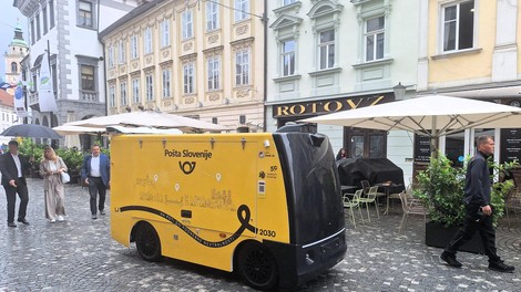 Na ulicah prestolnice lahko odslej srečate rumenega samovozečega "kavalirja"