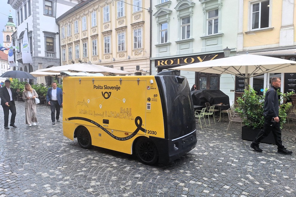 Na ulicah prestolnice lahko odslej srečate rumenega samovozečega "kavalirja"