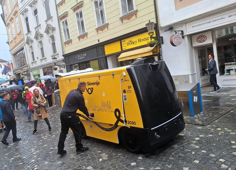 Na ulicah prestolnice lahko odslej srečate rumenega samovozečega "kavalirja"