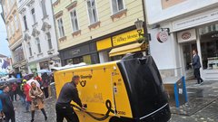Na ulicah prestolnice lahko odslej srečate rumenega samovozečega "kavalirja"