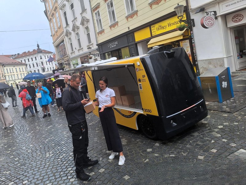 Na ulicah prestolnice lahko odslej srečate rumenega samovozečega "kavalirja"