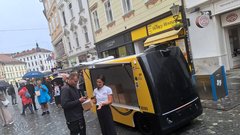 Na ulicah prestolnice lahko odslej srečate rumenega samovozečega "kavalirja"