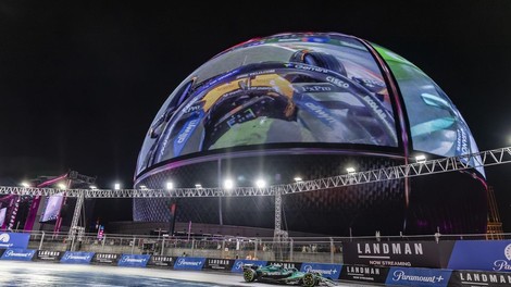 Formula 1 bo v puščavi vztrajala še vsaj desetletje. Poglejte na kako spektakularen način so to obeležili (VIDEO)