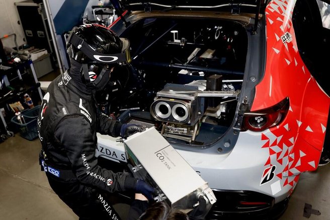 Mazda želi ujeti škodljive pline, še preden zapustijo avtomobilski izpuh