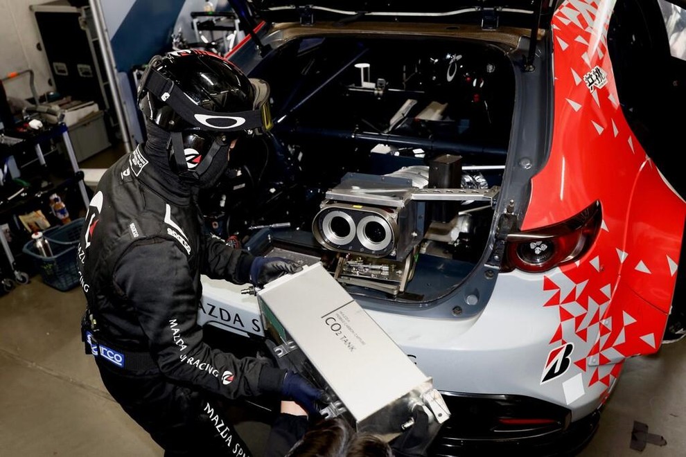 Mazda želi ujeti škodljive pline, še preden zapustijo avtomobilski izpuh