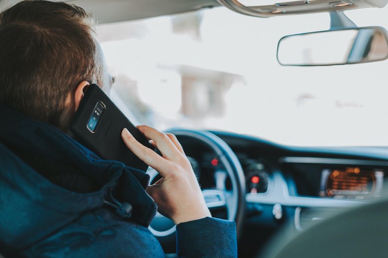 Letno kar milijarda kršitev pravil o uporabi mobilnih telefonov med vožnjo