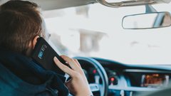 Letno kar milijarda kršitev pravil o uporabi mobilnih telefonov med vožnjo