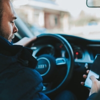 Letno kar milijarda kršitev pravil o uporabi mobilnih telefonov med vožnjo