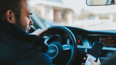 Letno kar milijarda kršitev pravil o uporabi mobilnih telefonov med vožnjo