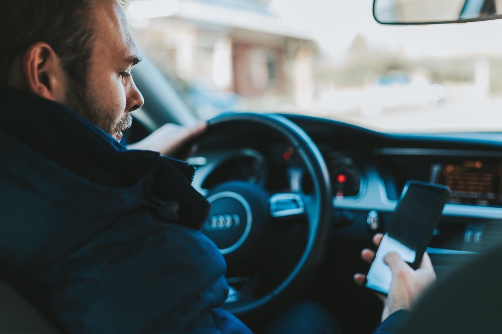 Letno kar milijarda kršitev pravil o uporabi mobilnih telefonov med vožnjo