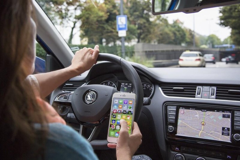 Letno kar milijarda kršitev pravil o uporabi mobilnih telefonov med vožnjo