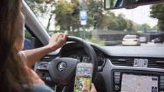 Letno kar milijarda kršitev pravil o uporabi mobilnih telefonov med vožnjo