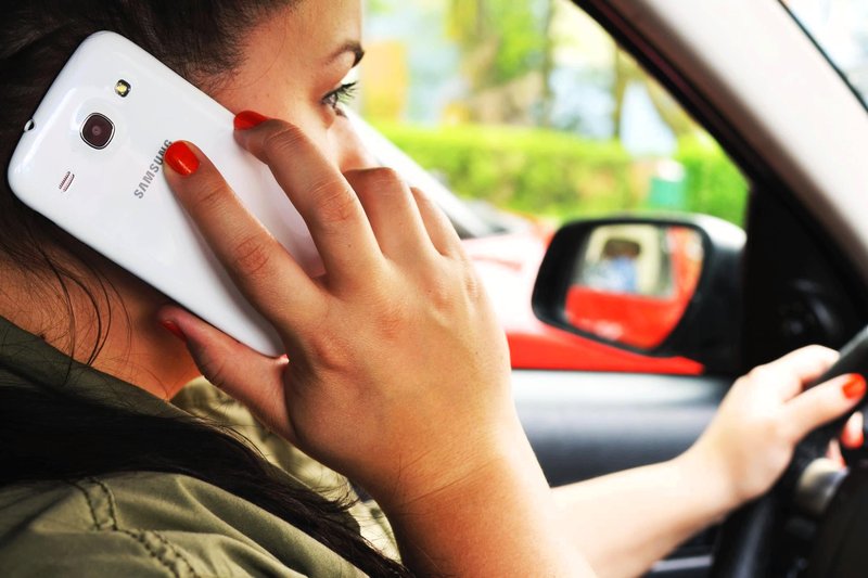 Letno kar milijarda kršitev pravil o uporabi mobilnih telefonov med vožnjo