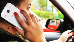 Letno kar milijarda kršitev pravil o uporabi mobilnih telefonov med vožnjo