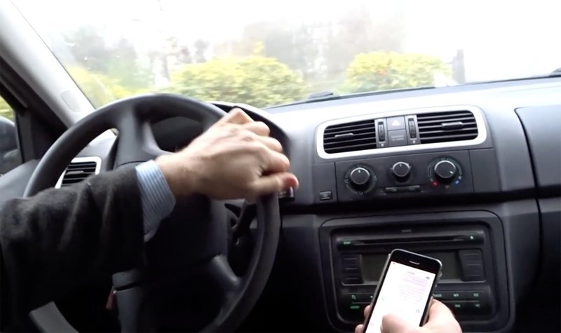 Letno kar milijarda kršitev pravil o uporabi mobilnih telefonov med vožnjo