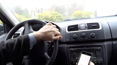 Letno kar milijarda kršitev pravil o uporabi mobilnih telefonov med vožnjo