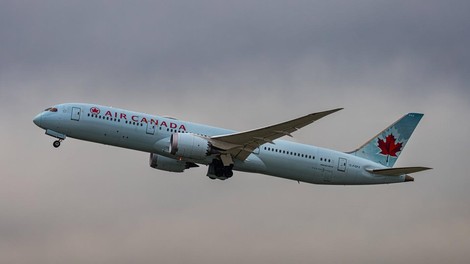 Pilot je brez licence pilotiral potniška letala svetovno znane družbe. Preverite koliko časa mu je uspevala prevara
