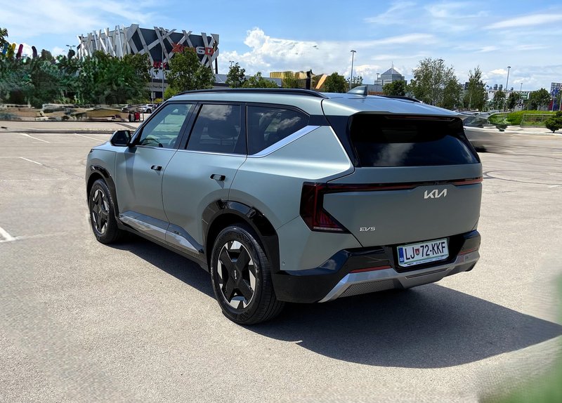 Novo v Sloveniji: Kia EV5 – Lasten recept za vstop med družinske električne križance
