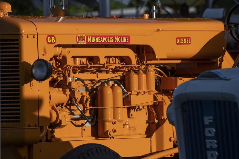 Minneapolis-Moline traktor zda preteklost zgodovina rumena barva nekoc kmetija preteklost druzina