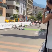 Tako nevarna je lahko vožnja s kolesom pri 50 km/h! Grozljiv padec Urške Žigart, Pogačarjeva izbranka negibno obležala na asfaltu (VIDEO)