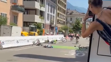 urska zigart svica kolesarstvo padec video posnetek grozljivo sport