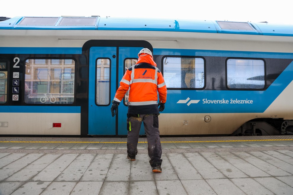 slovenske zeleznice promet transport vlak cena denar povisanje ogorcenje potniki ljudje slovenija drzava