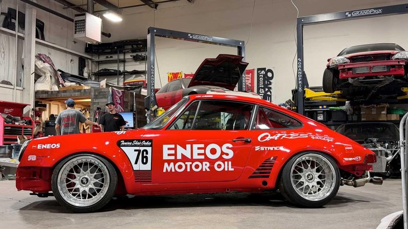 Bogoskrunstvo ali genialna presaditev: Ferrarijev osemvaljnik v legendarnem Porscheju 911